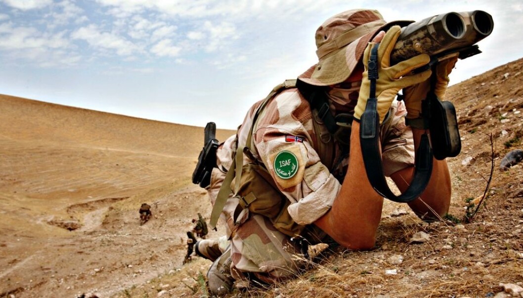 Forsvarsforsker Tormod Heier har forsket på det norske forsvaret i Afghanistan og Libya. Underveis i arbeidet oppdaget han at de hadde mange utfordringer, både i det afghanske og libyske landskapet. Da han formidlet dette fikk han beskjed om at formidlingen av denne kunnskapen bidro til politisk støy. På et internseminar fikk forskerne beskjed fra Forsvarsdepartementet om å lære seg å holde kjeft. (Foto: Lars Magne Hovtun / Forsvaret/ NTB scanpix) Forsvarsforsker Tormod Heier har forsket på det norske forsvaret i Afghanistan og Libya. Underveis i arbeidet oppdaget han at de hadde mange utfordringer, både i det afghanske og libyske landskapet. Da han formidlet dette fikk han beskjed om at formidlingen av denne kunnskapen bidro til politisk støy. På et internseminar fikk forskerne beskjed fra Forsvarsdepartementet om å lære seg å holde kjeft. (Foto: Lars Magne Hovtun / Forsvaret/ NTB scanpix)