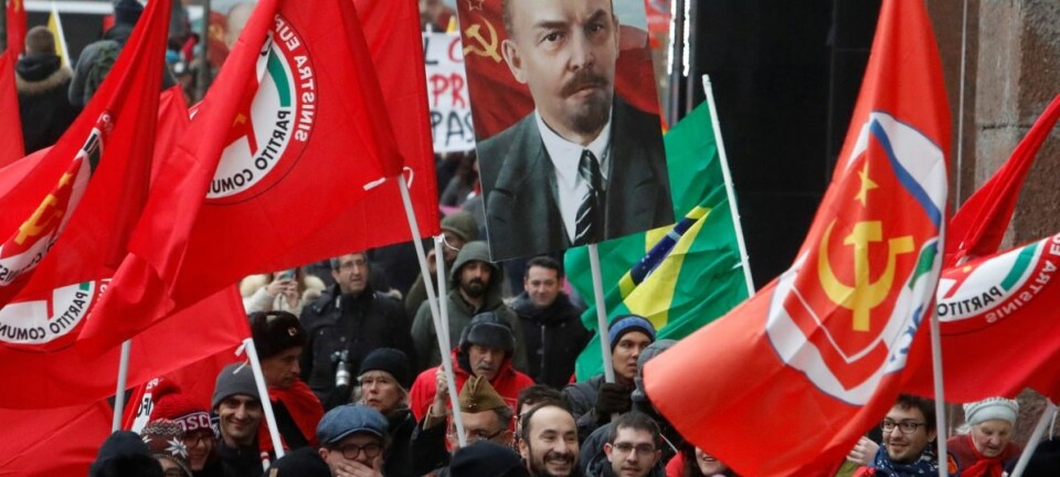 Tilhengere av det russiske kommunistpartiet bar portretter av Lenin og Josef Stalin under en demonstrasjon i Moskva 7. november, for å markere 100-årsdagen for den russiske revolusjonen. Men de var ikke mange. Foto: Sergei Karpukhin/Reuters/NTB scanpix