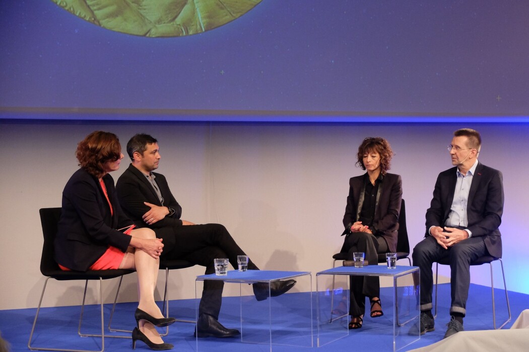 Virginijus Šikšnys (til høyre) og Emmanuelle Charpentier på scenen i Universitetsbiblioteket i Oslo. De to Kavlipris-vinnerne ble intervjuet av Vivienne Parry (helt til venstre) og Adam Rutherford. (Foto: Eivind Torgersen) Virginijus Šikšnys (til høyre) og Emmanuelle Charpentier på scenen i Universitetsbiblioteket i Oslo. De to Kavlipris-vinnerne ble intervjuet av Vivienne Parry (helt til venstre) og Adam Rutherford. (Foto: Eivind Torgersen)