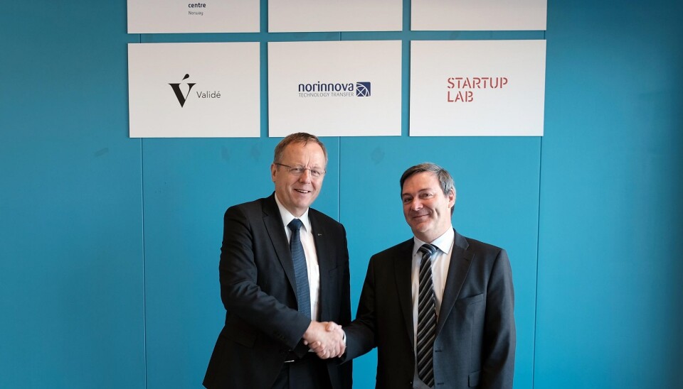 ESAs generaldirektør Jan Wörner (t.v.) og Ralph W. Bernstein, leder for Kjeller Innovasjon, underskrev avtalen om ESA BIC Norway. (Foto: Kjeller Innovasjon)