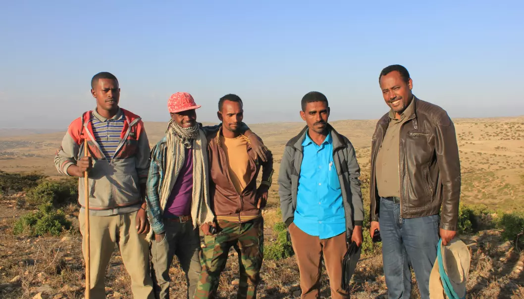 En av ungdomsgruppene hadde bikuber i skogen like ved der de bodde. Mesfin Tilahun Gelaye (til høyre) er en av forskerne fra Handelshøyskolen på NMBU som har sett på hvordan etiopiske ungdom går sammen for å skape bærekraftige bedrifter. (Foto: NMBU)