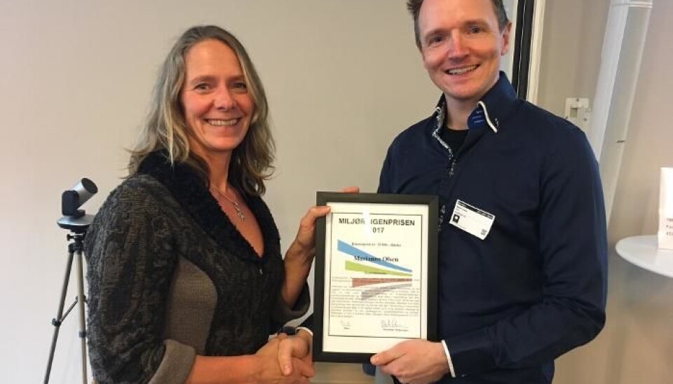 Marianne Olsen gratuleres av styreleder Morten Jartun i Miljøringen. (Foto: Mari Sunde, Miljøringen)