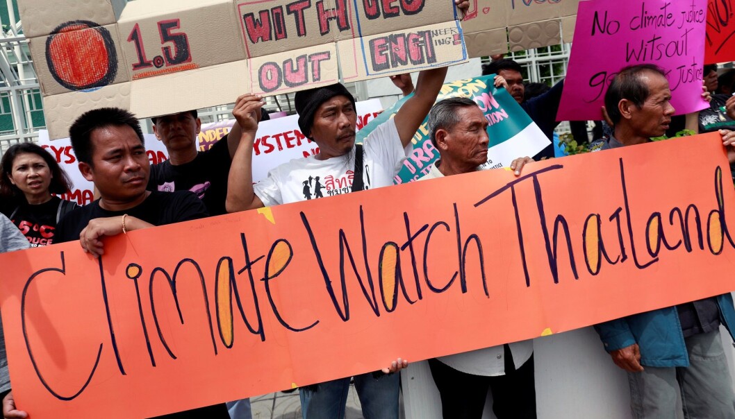Demonstranter i aksjon utenfor konferansesenteret i Bangkok der klimamøtet avholdes. (Foto: Reuters, Soe Zeya Tun, NTB Scanpix) Demonstranter i aksjon utenfor konferansesenteret i Bangkok der klimamøtet avholdes. (Foto: Reuters, Soe Zeya Tun, NTB Scanpix)
