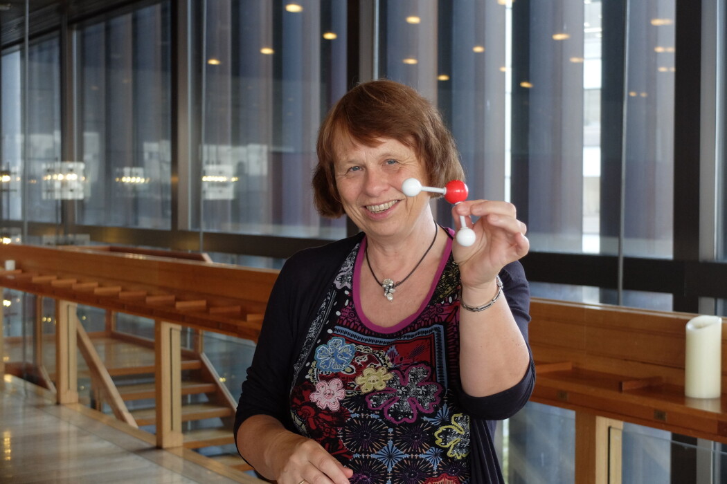Kavlipris-vinner Ewine van Dishoeck med sitt favorittmolekyl – vann. (Foto: Eivind Torgersen) Kavlipris-vinner Ewine van Dishoeck med sitt favorittmolekyl – vann. (Foto: Eivind Torgersen)
