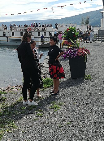 Her intervjuer forskerne japanske turister. (Foto: Monica A Breiby) Her intervjuer forskerne japanske turister. (Foto: Monica A Breiby)