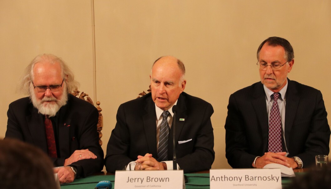 Californias guvernør, Jerry Brown, tar klimatrusselen på alvor og vil fremme samarbeid mellom politikere og klimaforskere. Fra venstre: Nils Christian Stenseth, Jerry Brown og Anthony D. Barnosky fra Stanford University. (Foto: Elise Kjørstad) Californias guvernør, Jerry Brown, tar klimatrusselen på alvor og vil fremme samarbeid mellom politikere og klimaforskere. Fra venstre: Nils Christian Stenseth, Jerry Brown og Anthony D. Barnosky fra Stanford University. (Foto: Elise Kjørstad)