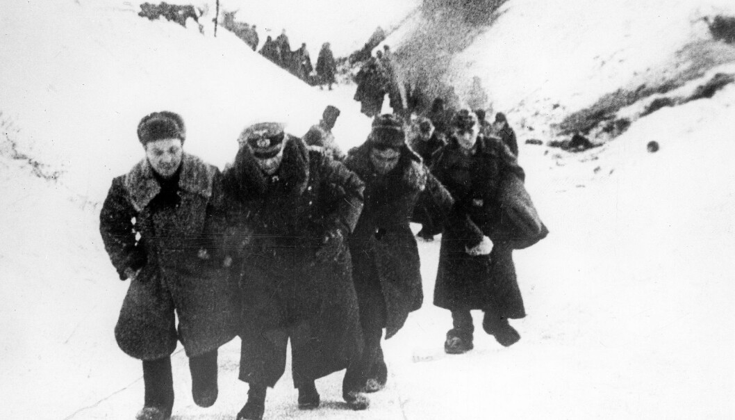 Tyskerne kapitulerer ved Stalingrad i januar 1943. 90.000 mann blir tatt til fange, bare 5.000 overlever. (Foto: NTB scanpix) Tyskerne kapitulerer ved Stalingrad i januar 1943. 90.000 mann blir tatt til fange, bare 5.000 overlever. (Foto: NTB scanpix)