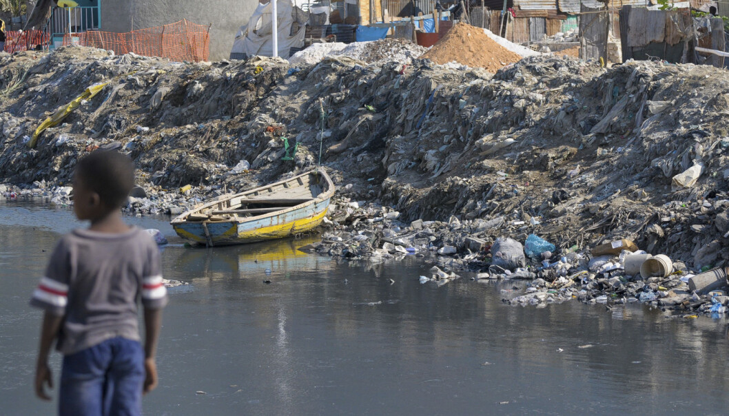 Kolera er et stort problem på Haiti. Dette bildet viser en kanal gjennom en slum utenfor Port-au-Prince. Skittent drikkevann er med på å spre sykdommen. (Foto:REUTERS/Swoan Parker/NTB Scanpix) Kolera er et stort problem på Haiti. Dette bildet viser en kanal gjennom en slum utenfor Port-au-Prince. Skittent drikkevann er med på å spre sykdommen. (Foto:REUTERS/Swoan Parker/NTB Scanpix)