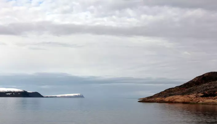 Holmen på høgre sida av bildet minner snøgt om Sørlandet, medan dei snødekte fjella til venstre i bildet tenner ikkje akkurat ein lengsel om å slå seg ned med kvitvin og reker – ”eller hur”? (Foto: Lilja R. Bjarnadóttir, NGU)