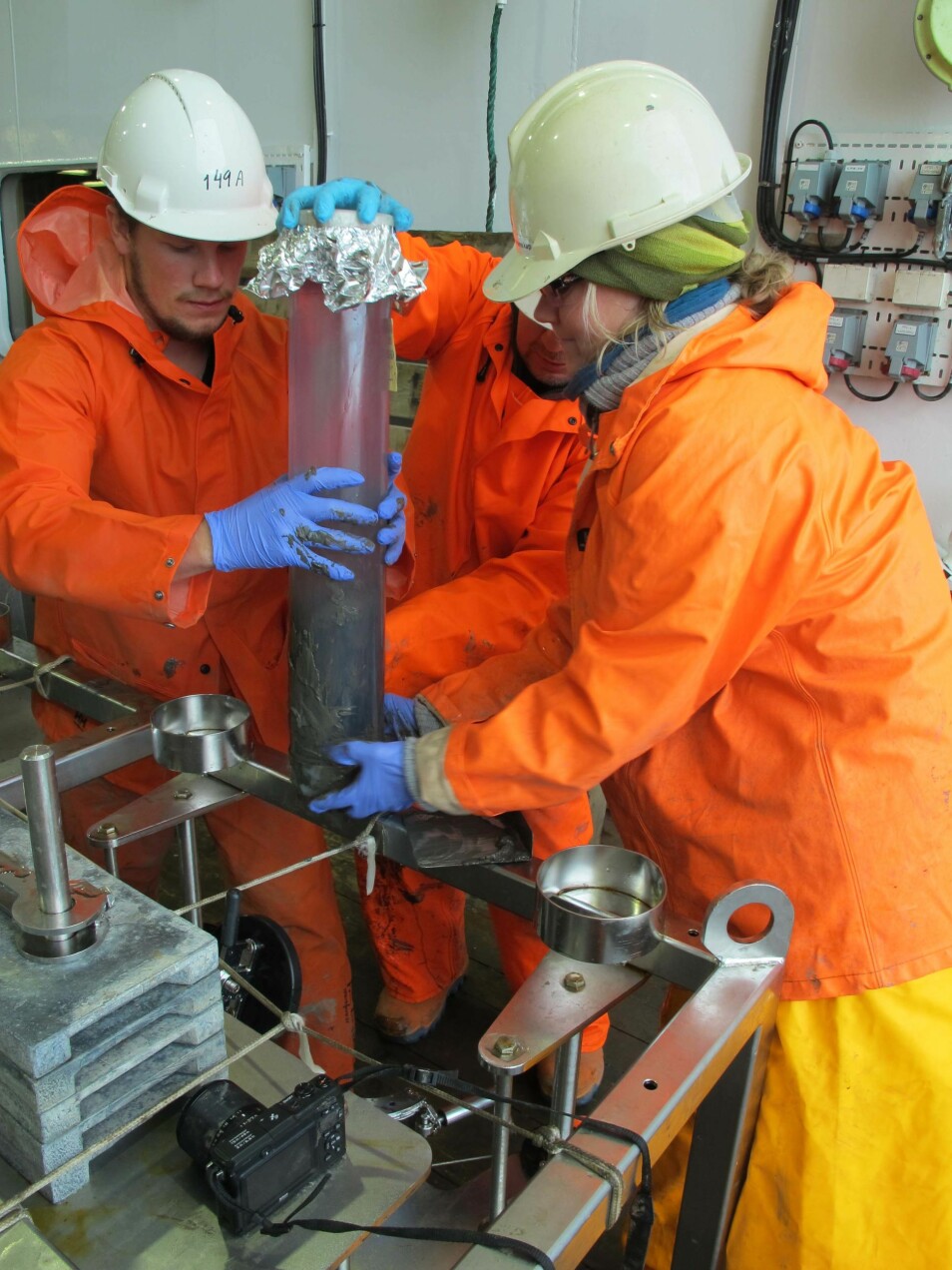 En sedimentprøve blir tatt ut av multicorer.