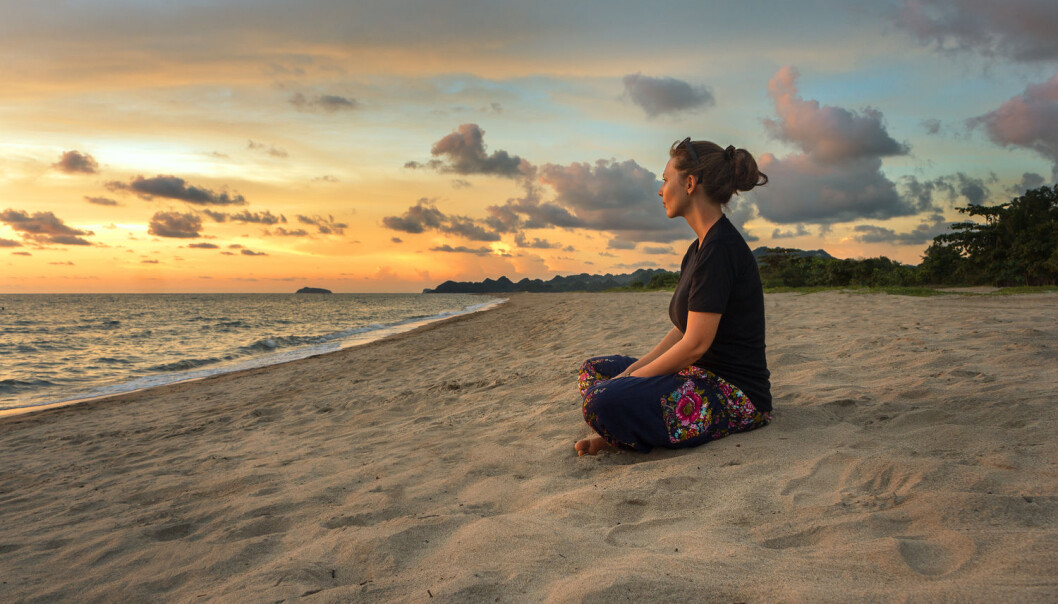 En strand og solen i det fjerne. De perfekte omgivelsene til meditasjon? (Foto: Avesun / Shutterstock / NTB scanpix) En strand og solen i det fjerne. De perfekte omgivelsene til meditasjon? (Foto: Avesun / Shutterstock / NTB scanpix)