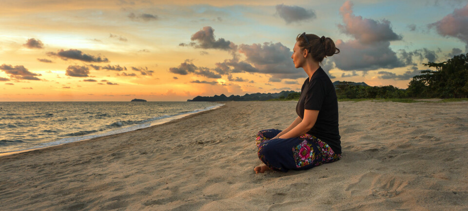En strand og solen i det fjerne. De perfekte omgivelsene til meditasjon?  (Foto: Avesun / Shutterstock / NTB scanpix)