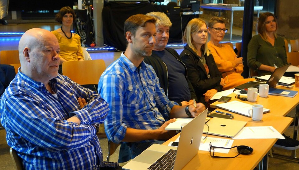 I salen sitter ’rekka’ med kommunikasjonseksperter som vurderer innsatsen vår, ned til minste detalj. Vårt harde arbeid skal plukkes fra hverandre, analyseres, bedømmes. Livet som stipendiat i medias søkelys setter deg på prøve, både personlig og faglig. (PS: det er egentlig en veldig snill gjeng:) (Foto: Gunnar Hansen, NTNU)