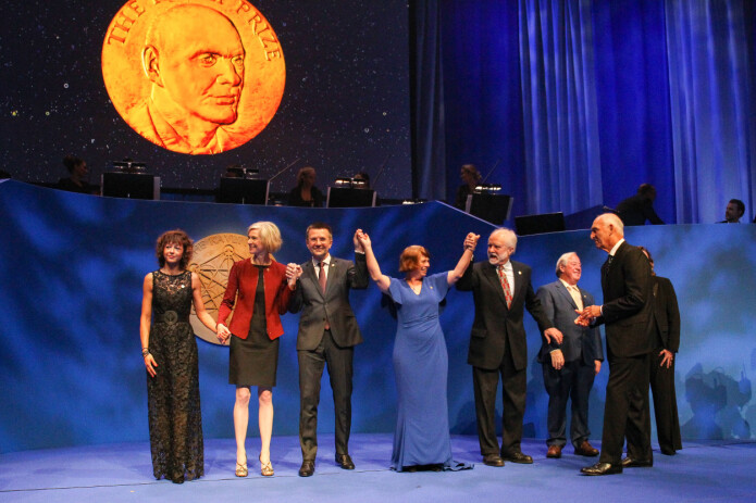 Hånd i hånd. Emmanuelle Charpentier (helt til venstre) og Jennifer Doudna (Foto: Fredrik Hagen, NTB scanpix) Hånd i hånd. Emmanuelle Charpentier (helt til venstre) og Jennifer Doudna (Foto: Fredrik Hagen, NTB scanpix)