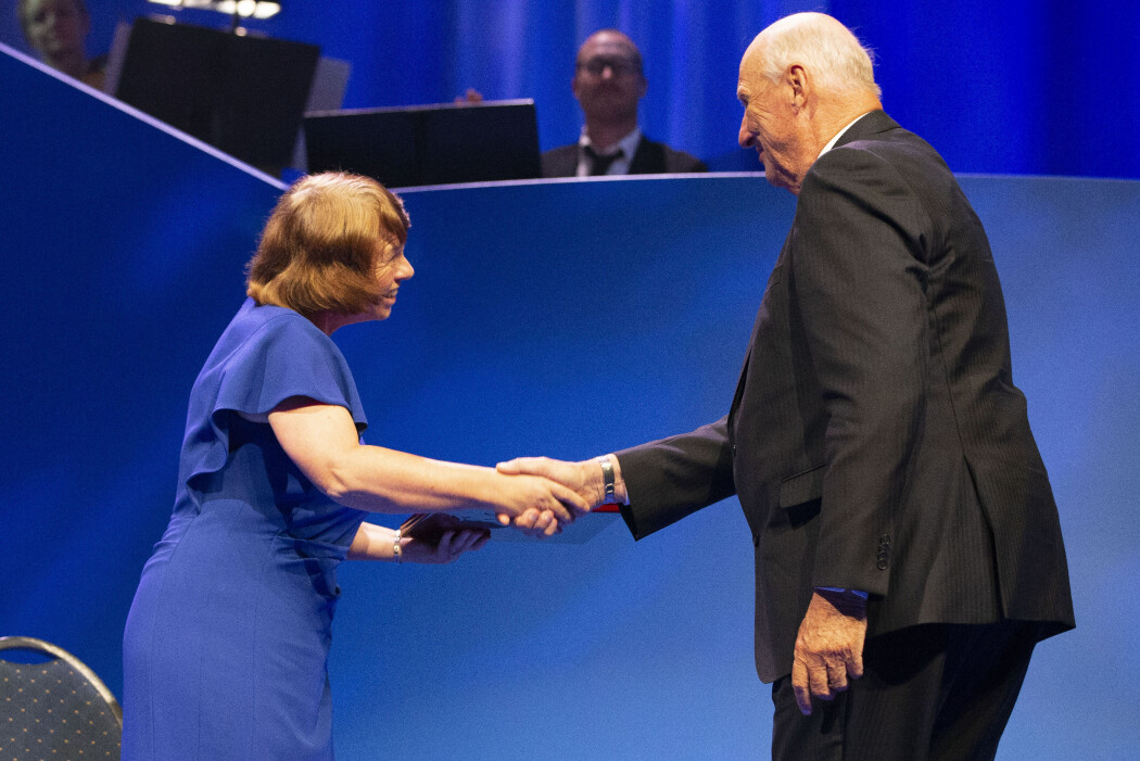 Ewine van Dishoeck blir gratulert av kong Harald under tirsdagens Kavlipris-utdeling i Oslo Konserthus. (Foto: Fredrik Hagen, NTB scanpix) Ewine van Dishoeck blir gratulert av kong Harald under tirsdagens Kavlipris-utdeling i Oslo Konserthus. (Foto: Fredrik Hagen, NTB scanpix)