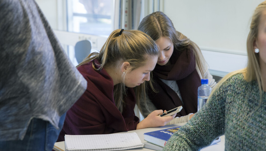 I Frankrike har regjeringen innført totalforbud mot mobiltelefoner på alle barne- og ungdomsskoler. Det har gjort spørsmålet mer aktuelt både i Norge og andre land. (Foto: Berit Roald / NTB scanpix) I Frankrike har regjeringen innført totalforbud mot mobiltelefoner på alle barne- og ungdomsskoler. Det har gjort spørsmålet mer aktuelt både i Norge og andre land. (Foto: Berit Roald / NTB scanpix)