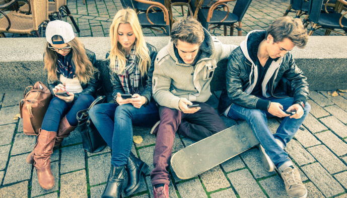 Bør et mobilforbud på skolen også gjelde i friminuttene? Kan det få elevene til å vise mer og sunnere interesse for hverandre og kanskje beskytte dem mot nomofobi? Eller er det å gripe inn i elevenes fritid? (Foto: View Apart / Shutterstock / NTB scanpix) Bør et mobilforbud på skolen også gjelde i friminuttene? Kan det få elevene til å vise mer og sunnere interesse for hverandre og kanskje beskytte dem mot nomofobi? Eller er det å gripe inn i elevenes fritid? (Foto: View Apart / Shutterstock / NTB scanpix)