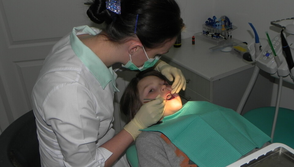 Det finnes flere måter å behandle hull i tennene på. Nå skal forskere kartlegge hvilke behandlinger tannleger velger å bruke når de behandler barn.(Illustrasjonsfoto: Colourbox)