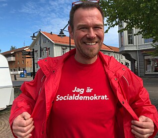 Thomas Augustsson har fått lagd sin egen t-skjorte til valget i år. (Foto: Bård Amundsen Thomas Augustsson har fått lagd sin egen t-skjorte til valget i år. (Foto: Bård Amundsen