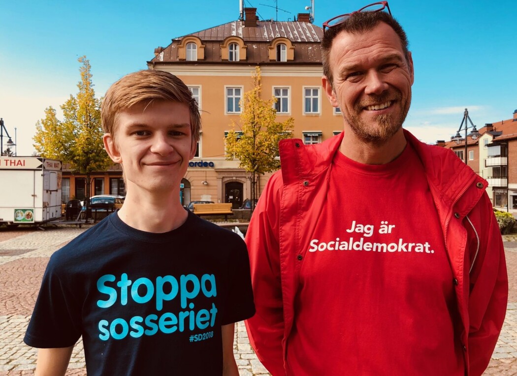 På torget i den lille byen Säffle driver Jimmy Jonasson og Thomas Augustsson valgkamp. Jimmy for Sverigedemokraterna og Thomas for Socialdemokraterna. (Foto: Bård Amundsen / forskning.no) På torget i den lille byen Säffle driver Jimmy Jonasson og Thomas Augustsson valgkamp. Jimmy for Sverigedemokraterna og Thomas for Socialdemokraterna. (Foto: Bård Amundsen / forskning.no)