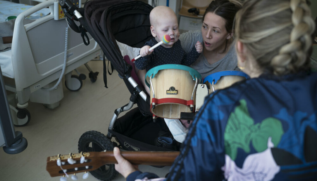 Kreftsyke Julie (2) får trekke ulike figurer ut av en magisk musikkhanske, og musikkterapeut Monika Overå tryller frem sanger som passer til. (Foto: David Engmo) Kreftsyke Julie (2) får trekke ulike figurer ut av en magisk musikkhanske, og musikkterapeut Monika Overå tryller frem sanger som passer til. (Foto: David Engmo)