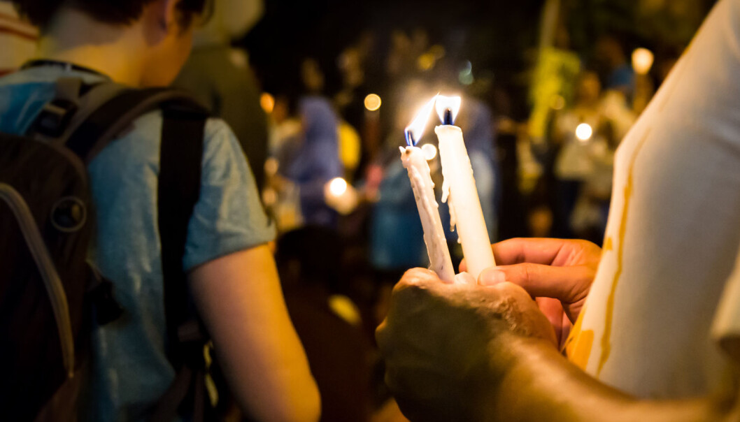 Terrorisme skaper frykt og kan få oss til å gardere oss mer mot andre. Men vi ser også at terrorhandlinger får folk til å komme sammen for å uttrykke sin sorg, medfølelse og solidaritet. Vil den økte terrorfrykten ramme tilliten vi har til hverandre? Eller tar vi sjansen på fortsatt å stole på hverandre etter terrorhandlinger? (Illustrasjonsfoto: Shutterstock / NTB Scanpix) Terrorisme skaper frykt og kan få oss til å gardere oss mer mot andre. Men vi ser også at terrorhandlinger får folk til å komme sammen for å uttrykke sin sorg, medfølelse og solidaritet. Vil den økte terrorfrykten ramme tilliten vi har til hverandre? Eller tar vi sjansen på fortsatt å stole på hverandre etter terrorhandlinger? (Illustrasjonsfoto: Shutterstock / NTB Scanpix)