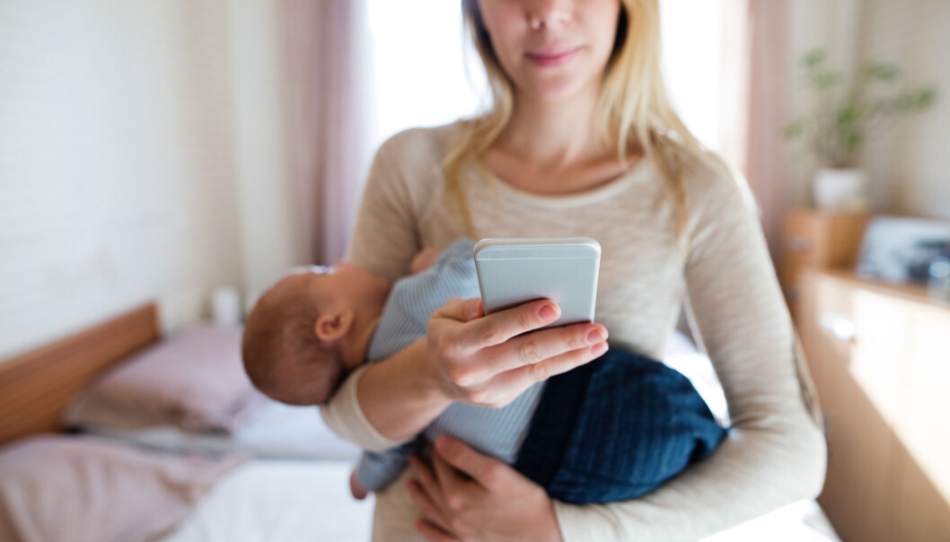 – Hvis mobilen ofte tar oppmerksomheten bort fra barnet, kan det på sikt skade barnets helse, sier forsker. (Illustrasjonsfoto: Shutterstock / NTB Scanpix) – Hvis mobilen ofte tar oppmerksomheten bort fra barnet, kan det på sikt skade barnets helse, sier forsker. (Illustrasjonsfoto: Shutterstock / NTB Scanpix)
