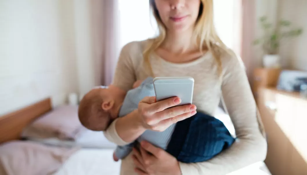 Forsker bekymret over spedbarnsforeldres mobilbruk