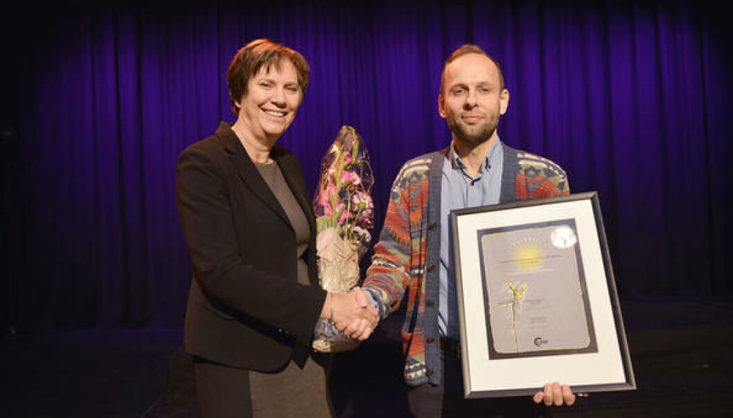 Professor Atle Øglend ble tildelt Lyses forskningspris under universitetets årsfest. Lyses konserndirektør Grethe Høiland delte ut prisen. (Foto: UiS) Professor Atle Øglend ble tildelt Lyses forskningspris under universitetets årsfest. Lyses konserndirektør Grethe Høiland delte ut prisen. (Foto: UiS)