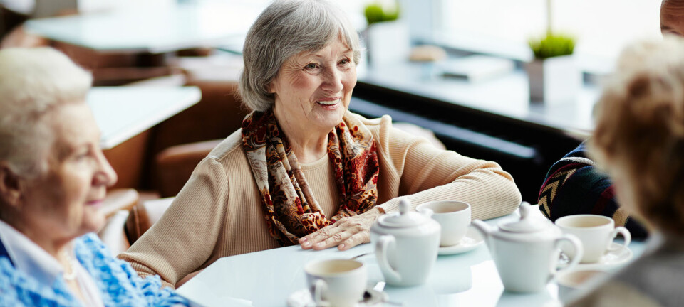 Eldreomsorgen er god til å ta vare på den fysiske helsen til eldre. Men tid til en prat eller en tur på kafé er det verre med, viser forskningsprosjekt. (Fotoillustrasjon: Pressmaster/Shutterstock/NTB scanpix)