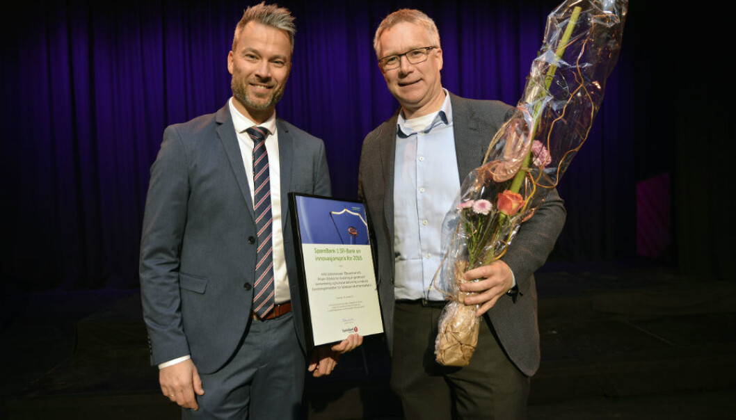 Arild Johannessen (t.h.) mottok SR-banks innovasjonspris under universitetets årsfest. Prisen ble delt ut av seniorrådgiver i SR-bank Frode Sandal. (Foto: UiS) Arild Johannessen (t.h.) mottok SR-banks innovasjonspris under universitetets årsfest. Prisen ble delt ut av seniorrådgiver i SR-bank Frode Sandal. (Foto: UiS)