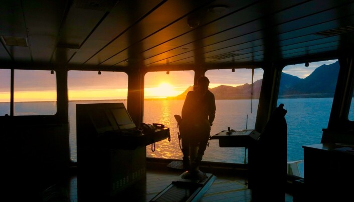 Overstyrmannen på G.O. Sars og midnattssola hengende over den blikkstille Kongsfjorden. (Foto: Frida Eriksdatter Tradin) Overstyrmannen på G.O. Sars og midnattssola hengende over den blikkstille Kongsfjorden. (Foto: Frida Eriksdatter Tradin)