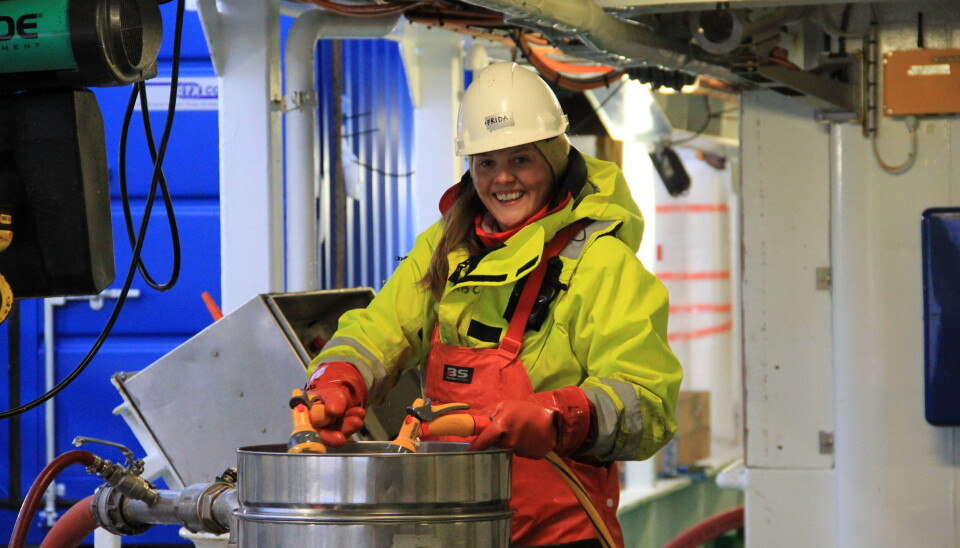 Frida Eriksdatter Tradin spyler en grabbprøve. (Foto: Børge Holte)