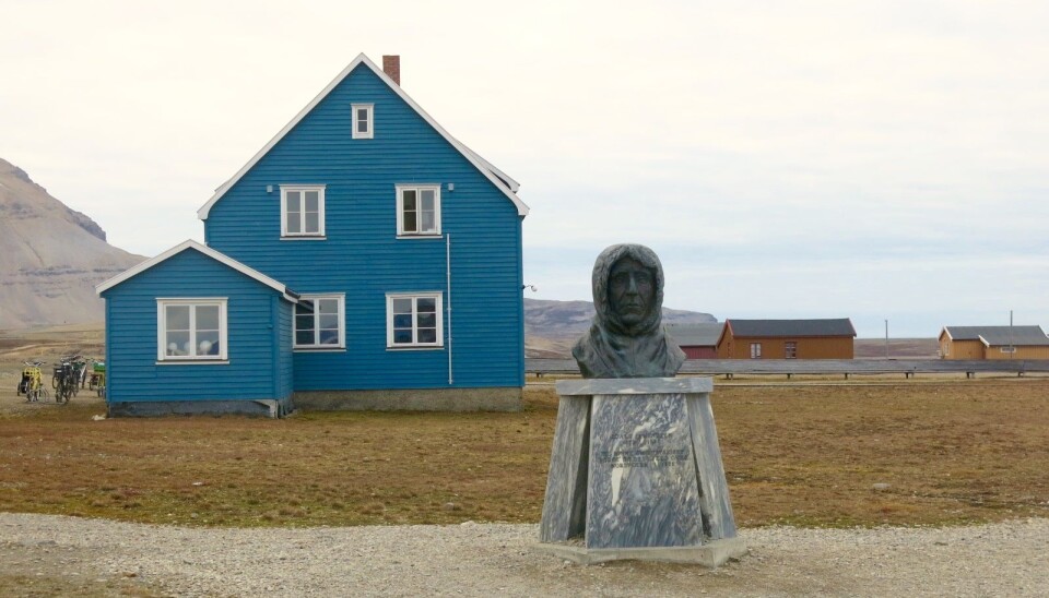 Statue av Roald Amundsen. Til minne om luftskipet «Norge» og dets ferd over Nordpolen i 1926. (Foto: Frida Eriksdatter Tradin)