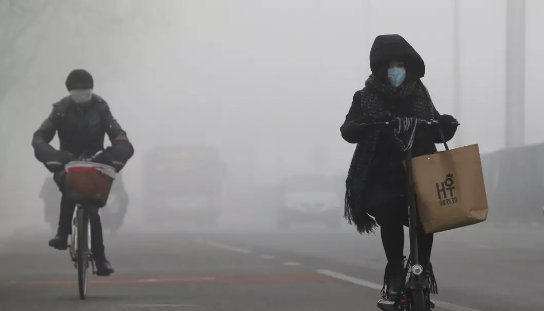 Syklister trosser forurensningen i Beijing. (Foto: Jason Lee, Reuters, NTB scanpix)