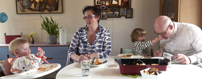 Storesøster Julianne gir pappa laks å spise. - La sjømat være en naturlig del av babyens kosthold, sier forsker Siril Alm. (Foto: Audun Iversen / Nofima) Storesøster Julianne gir pappa laks å spise. - La sjømat være en naturlig del av babyens kosthold, sier forsker Siril Alm. (Foto: Audun Iversen / Nofima)