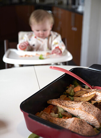 Laks og grønnsaker er godt, sunt og lett for babyen å spise selv. (Foto: Audun Iversen / Nofima) Laks og grønnsaker er godt, sunt og lett for babyen å spise selv. (Foto: Audun Iversen / Nofima)