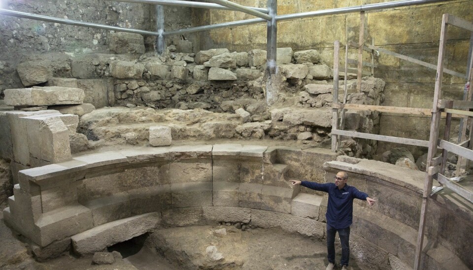 Arkeologen Joe Uziel viser fram ruinene som er funnet i tunnelen under den vestlige muren rundt gamlebyen. (Foto: Sebastian Scheiner, AP, NTB scanpix)