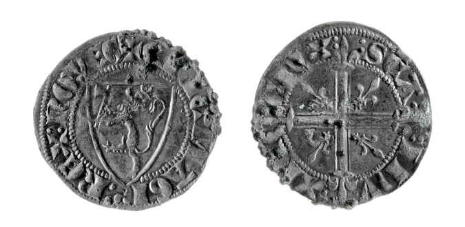 Disse myntene ble funnet i Stange kirke i Hedmark. De ble laget for kong Eirik Magnusson mellom årene 1285 og 1290. Innpå 80 prosent av alle myntfunn norske arkeologer gjør under kirkegulv, er fra middelalderen. (Foto: Lill-Ann Chepstow-Lusty / Kulturhistorisk museum / UiO) Disse myntene ble funnet i Stange kirke i Hedmark. De ble laget for kong Eirik Magnusson mellom årene 1285 og 1290. Innpå 80 prosent av alle myntfunn norske arkeologer gjør under kirkegulv, er fra middelalderen. (Foto: Lill-Ann Chepstow-Lusty / Kulturhistorisk museum / UiO)