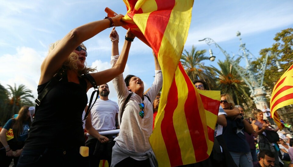 Katalonske flagg vaier i Barcelona 10. oktober, i en demonstrasjon for løsrivelse fra Spania. (REUTERS/Ivan Alvarado)
