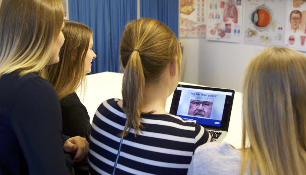 Sykepleierstudenter utforsker spillet Jeg får ikke puste, som er utviklet som del av Hege Mari Johnsens doktorgradsarbeid. (Foto: Hildegunn Mellesmo Aslaksen) Sykepleierstudenter utforsker spillet Jeg får ikke puste, som er utviklet som del av Hege Mari Johnsens doktorgradsarbeid. (Foto: Hildegunn Mellesmo Aslaksen)