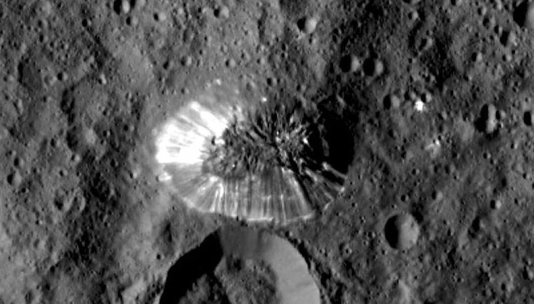 Fjellet sett rett ovenfra av Ceres. (Bilde: NASA/JPL-Caltech/UCLA/MPS/DLR/IDA) Fjellet sett rett ovenfra av Ceres. (Bilde: NASA/JPL-Caltech/UCLA/MPS/DLR/IDA)