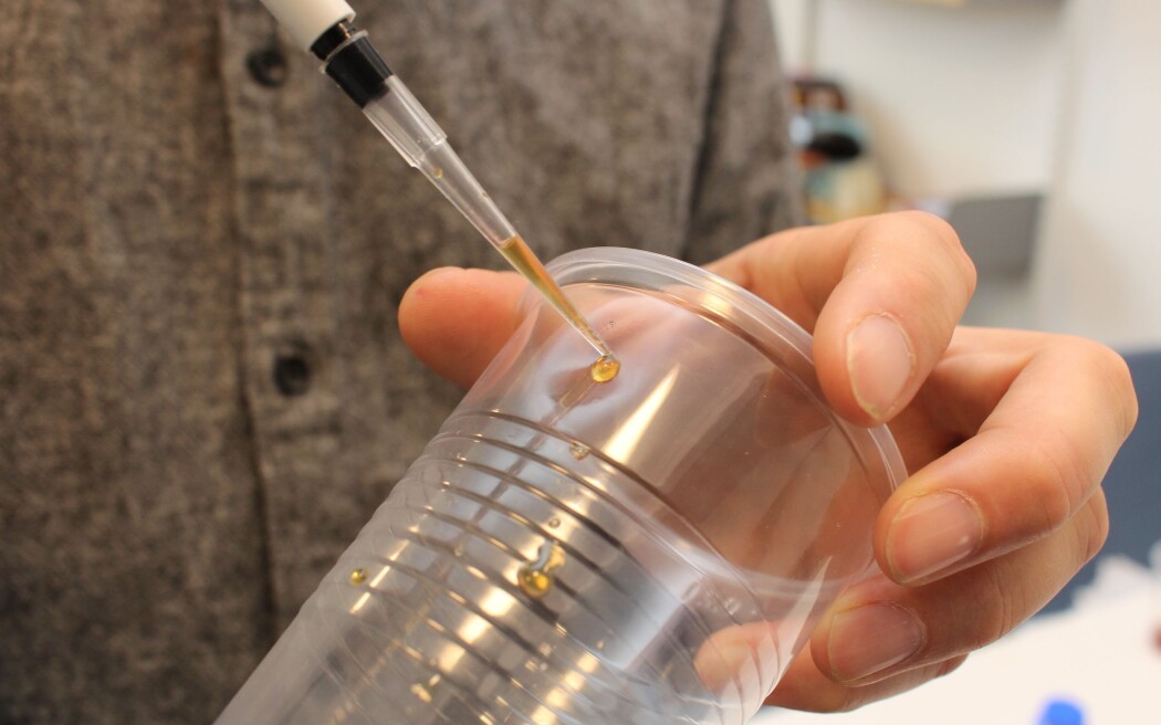 Den magnetiske oljen i Andreas Carlsons pipette ser nokså normal ut, men kan brukes til å endre materialers egenskaper på en forbløffende måte. (Foto: Bjarne Røsjø, UiO) Den magnetiske oljen i Andreas Carlsons pipette ser nokså normal ut, men kan brukes til å endre materialers egenskaper på en forbløffende måte. (Foto: Bjarne Røsjø, UiO)