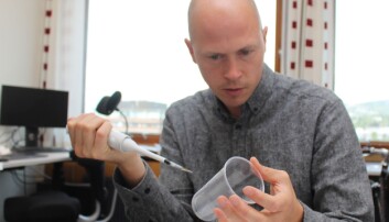 Andreas Carlson har latt seg inspirere av blant annet plantene i kannebærerslekten, men de nye FLIPS-materialene er mye smartere enn noe naturen har funnet på. (Foto: Bjarne Røsjø, UiO) Andreas Carlson har latt seg inspirere av blant annet plantene i kannebærerslekten, men de nye FLIPS-materialene er mye smartere enn noe naturen har funnet på. (Foto: Bjarne Røsjø, UiO)