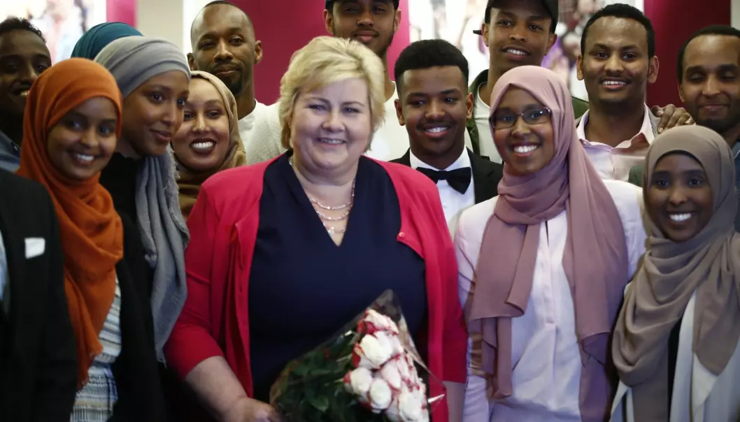 En ny undersøkelse viser at somaliere er mest fornøyd blant innvandrere i Norge. Her er statsminister Erna Solberg (H) avbildet mens hun deltok på et tradisjonelt Iftar-måltid sammen med unge somaliere tidligere i år. (Foto: Terje Pedersen / NTB scanpix)