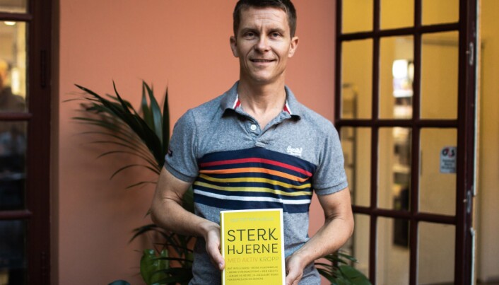 Hjerneforsker, fastlege og førstelektor ved Høyskolen Kristiania, Ole Petter Hjelle er aktuell med ny bok. Her hevder forskeren at han har funnet nøkkelen til en sterkere og mer velfungerende hjerne. (Foto: Jonatan Quintero/Høyskolen Kristiania.) Hjerneforsker, fastlege og førstelektor ved Høyskolen Kristiania, Ole Petter Hjelle er aktuell med ny bok. Her hevder forskeren at han har funnet nøkkelen til en sterkere og mer velfungerende hjerne. (Foto: Jonatan Quintero/Høyskolen Kristiania.)