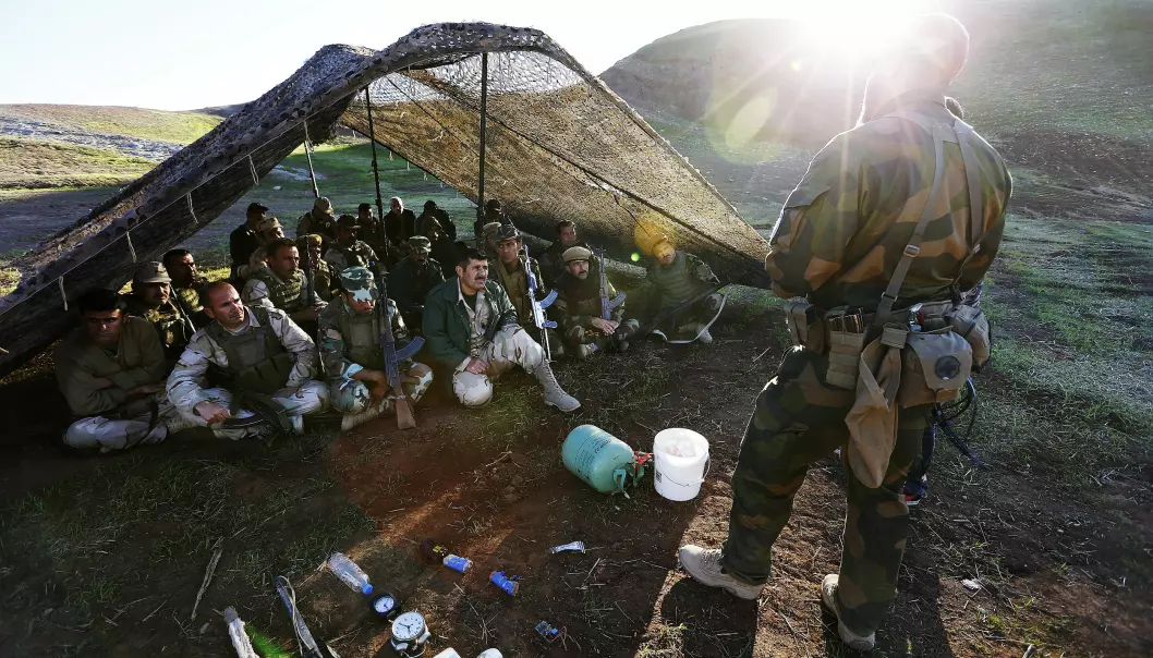Soldater fra Telemark-bataljon har trent opp kurdiske Peshmerga-soldater i grunnleggende ferdigheter som skyting, sanitet og enkle stridsteknikker. Bildet er fra en leir ved Erbil i Nord-Irak i 2015. (Foto: Torbjørn Kjosvold/Forsvaret)