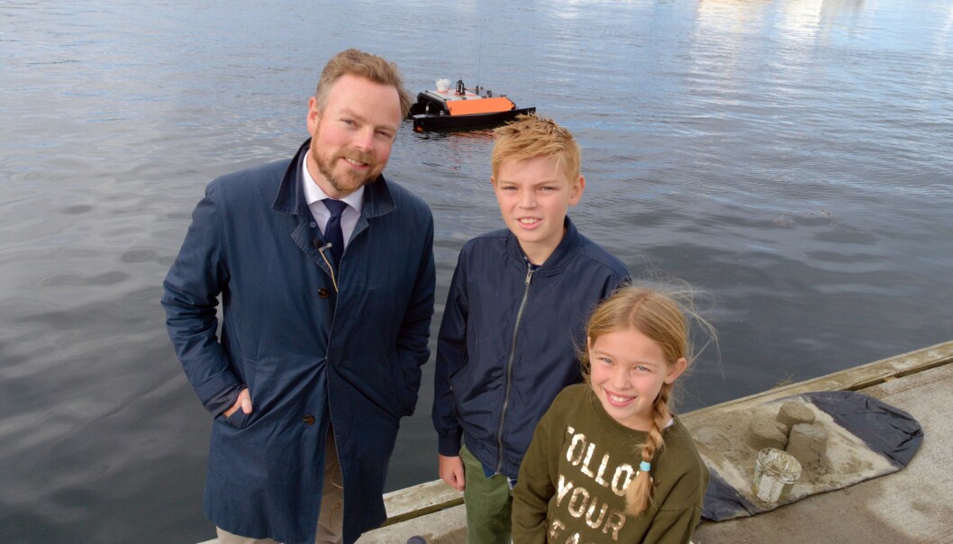 Næringsminister Torbjørn Røe Isaksen på fremtidsoppdrag i Trondheim der Selma og Mateo hos Maritime Robotics forklarte om fremtidens mulige transportløsninger. (Foto: Bjørn Lønnum Andreassen /
Frilans-Andreassen.no) Næringsminister Torbjørn Røe Isaksen på fremtidsoppdrag i Trondheim der Selma og Mateo hos Maritime Robotics forklarte om fremtidens mulige transportløsninger. (Foto: Bjørn Lønnum Andreassen /
Frilans-Andreassen.no)