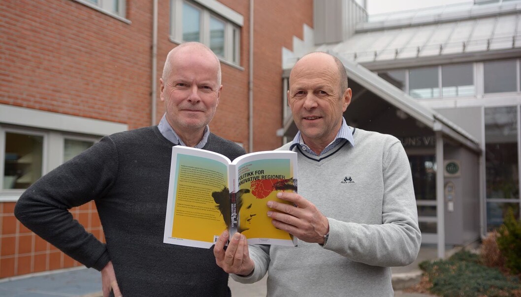 Førsteamanuensis Jon P. Knudsen (t.v.) og professor Arne Isaksen ved UiA mener statlige satsingene legger for stor vekt på bedrifter og enkeltaktører isteden for å satse på regionens samlede kompetanse og erfaring. (Foto: Tor Martin Lien) Førsteamanuensis Jon P. Knudsen (t.v.) og professor Arne Isaksen ved UiA mener statlige satsingene legger for stor vekt på bedrifter og enkeltaktører isteden for å satse på regionens samlede kompetanse og erfaring. (Foto: Tor Martin Lien)