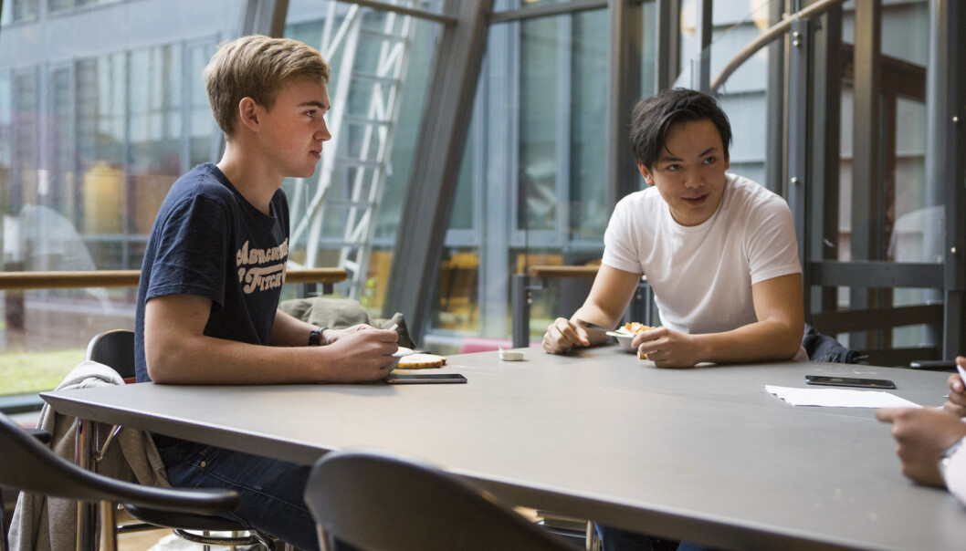 En ny studie viser at ungdom har stor tro på egen evne til å slå fast om en nyhetssak er ekte eller ikke. Men mange blir ikke med på diskusjoner på nett fordi de synes det er ubehagelig å møte motstand. (Foto: Thomas Brun / NTB scanpix) En ny studie viser at ungdom har stor tro på egen evne til å slå fast om en nyhetssak er ekte eller ikke. Men mange blir ikke med på diskusjoner på nett fordi de synes det er ubehagelig å møte motstand. (Foto: Thomas Brun / NTB scanpix)
